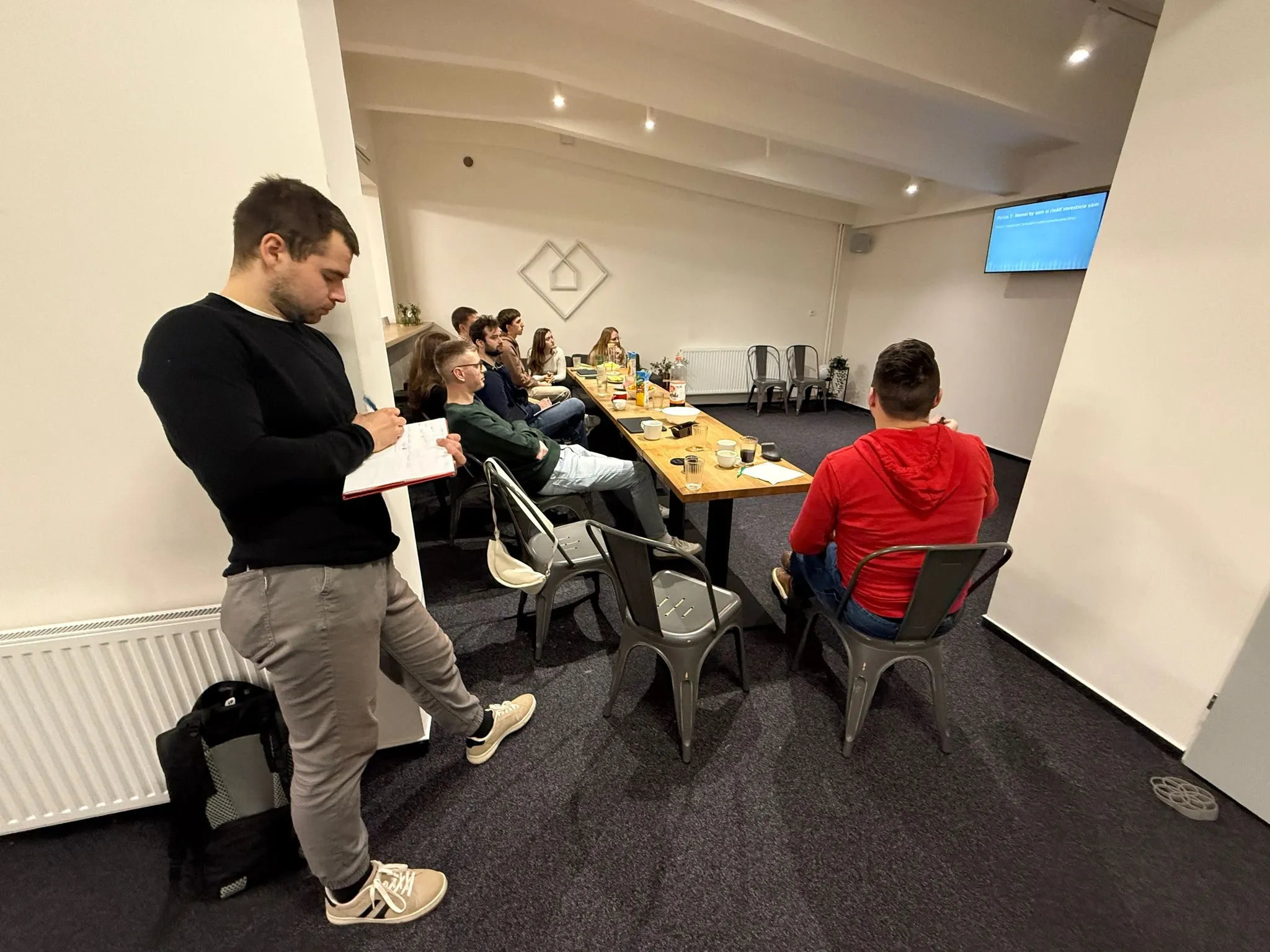 Účastníci seminára počúvajú výklad v Brne